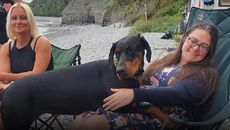 Cane riesce a salvare la vita della proprietaria “fiutando” in spiaggia una donatrice di organi