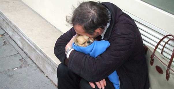 “Mi è rimasto solo lui vi prego salvatelo”, il gesto d’amore di Peri che mette al sicuro il suo cane nel gelo di Londra ma poi muore per il troppo freddo