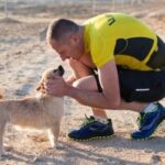Durante una gara estrema nel deserto del Gobi, in Cina, l’ultramaratoneta Dion Leonard ha trovato un’insolita compagna di viaggio: una cagnolina che gli ha cambiato la vita.