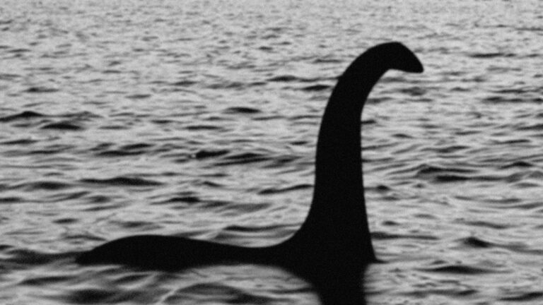 Adrian Shine, esperto di Loch Ness, demistifica il famoso "mostro" suggerendo spiegazioni razionali, ma il fascino della leggenda persiste.