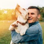 La comunicazione è uno degli aspetti più distintivi tra umani e cani, ma spesso fraintendiamo il loro linguaggio. Ecco come evitare gli errori più comuni.
