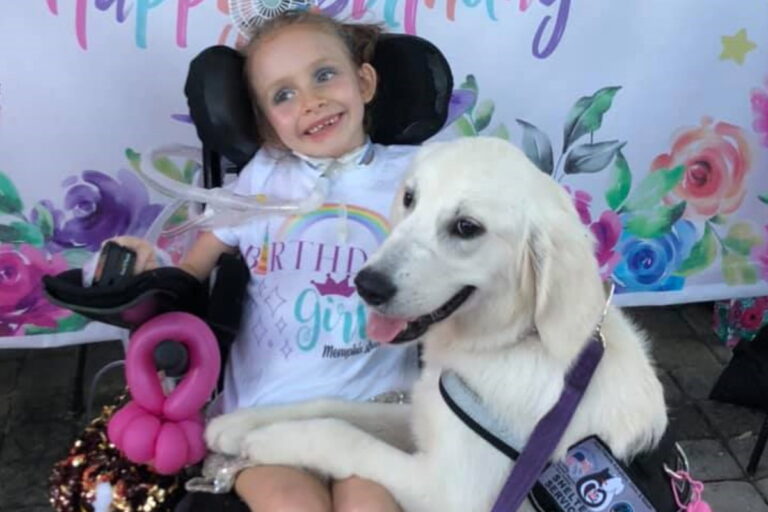 Dopo un grave incidente, la piccola Memphis Rose ritrova il sorriso grazie a Juliet, un cane guida speciale che oggi le offre autonomia, supporto e amore incondizionato.