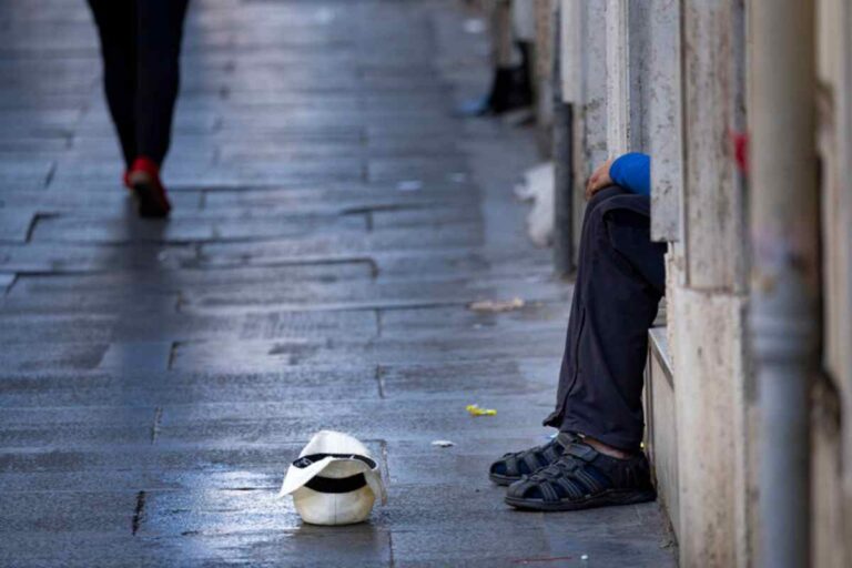 Il gesto di un pensionato ha commosso l’Italia. Intanto parte una catena di solidarietà per aiutarlo a trovare una nuova sistemazione