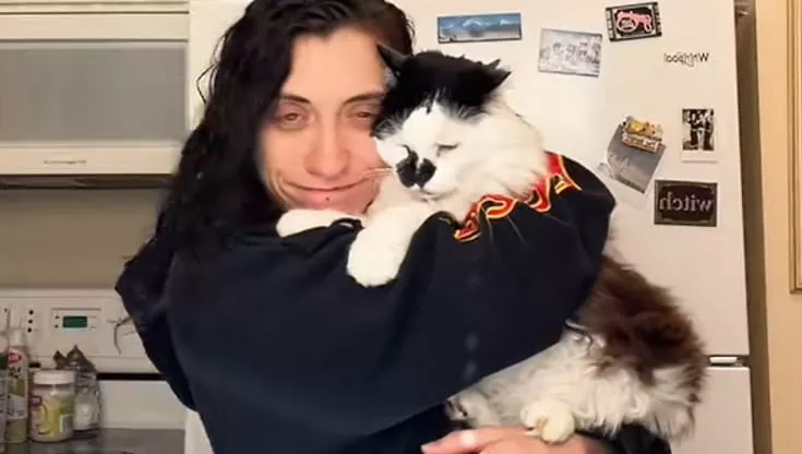 Dopo la perdita improvvisa del suo gatto, una giovane trova conforto nel gesto d’amore della vicina: un disegno diventato memoria eterna.