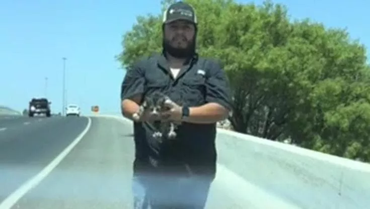 Trovata ai margini della strada, la piccola Raya ora è al sicuro grazie al soccorso di Reymundo Garcia, vicepresidente di un rifugio del Texas.