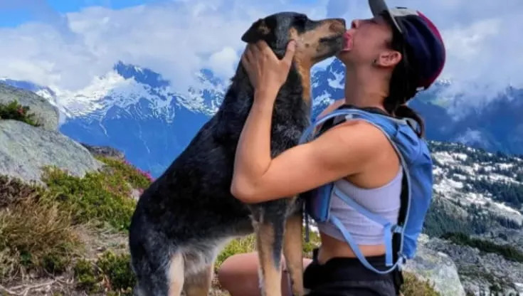 Yukon ha sempre evitato l’acqua per paura. Ma il pianto della sua proprietaria lo ha spinto a superare ogni limite, per starle accanto.
