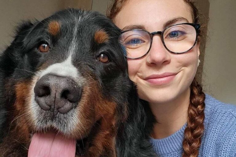 Francesca Rizzi, studentessa di Medicina a Siena, da due mesi cerca una stanza da affittare insieme al suo cane Dogo, ma riceve solo risposte negative.