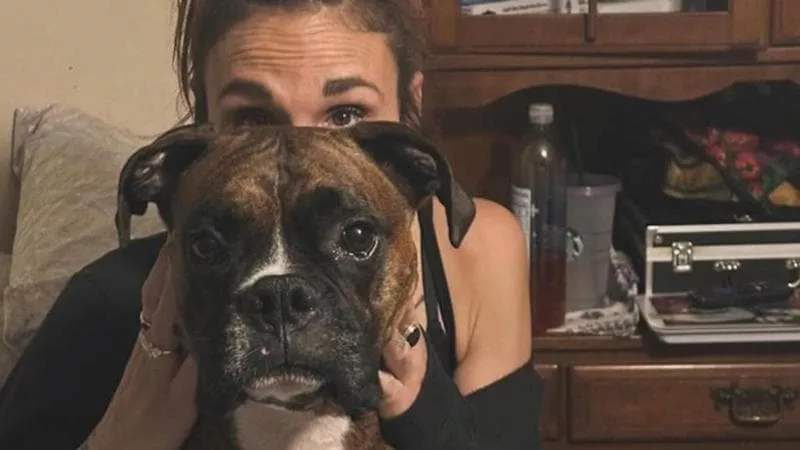 Si getta sui binari per salvare il cane del suo ex: Alicia muore travolta da un treno
