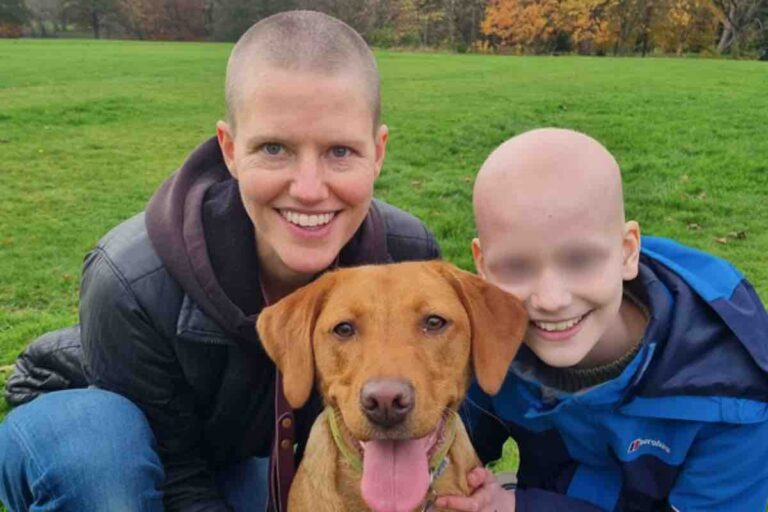Un cucciolo si adagia sul ginocchio della bambina e cambia per sempre la sua vita: dietro quel gesto un tumore osseo di 10 centimetri