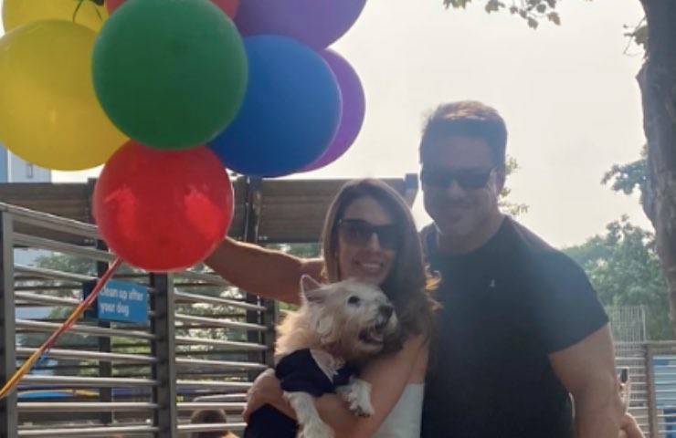 L’ultimo compleanno di Hugo: il Westie anziano salutato da una folla di amici nel suo parco preferito