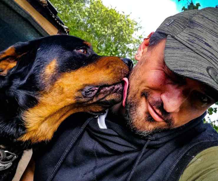 Ritrova il suo cane malato dopo 290 giorni: grazie al microchip, Ronnie torna tra le braccia di Michele