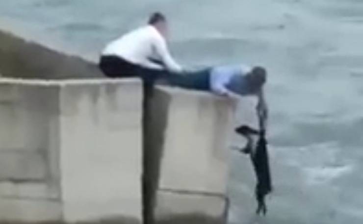 Un uomo in abiti da cerimonia ha abbandonato un matrimonio per salvare un cagnolino bloccato sulla riva di un fiume in piena.