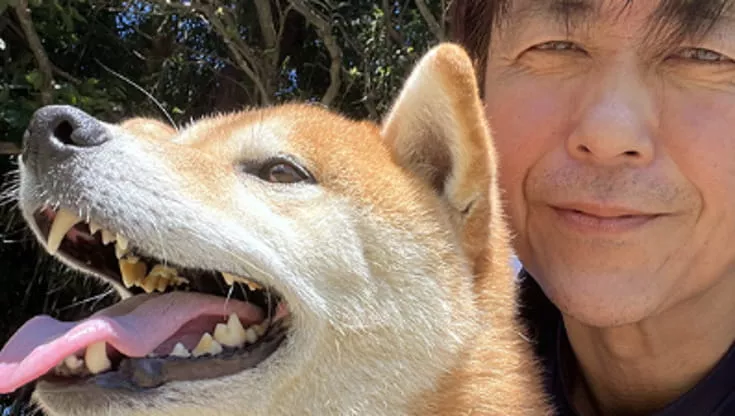 Un imprenditore giapponese, salvato dal suo cane in un momento disperato, oggi dedica la vita a curare animali difficili e abbandonati.