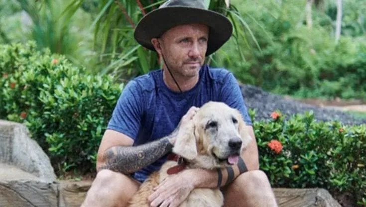 L’ex imprenditore irlandese Niall Harbison, dopo anni di alcol e un ricovero in terapia intensiva, ha trovato nei cani abbandonati della Thailandia la ragione per vivere.