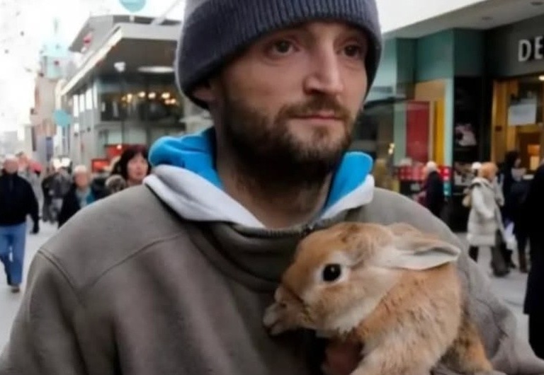 Un passante ha gettato il coniglio di un senzatetto da un ponte, ma l’uomo si è lanciato nel fiume salvandogli la vita. Per lui ora un lavoro e un premio.