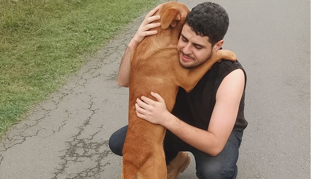 Un automobilista si ferma per soccorrere un cane randagio: l’animale gli si getta addosso in un abbraccio sincero. Un gesto che diventa simbolo di speranza.