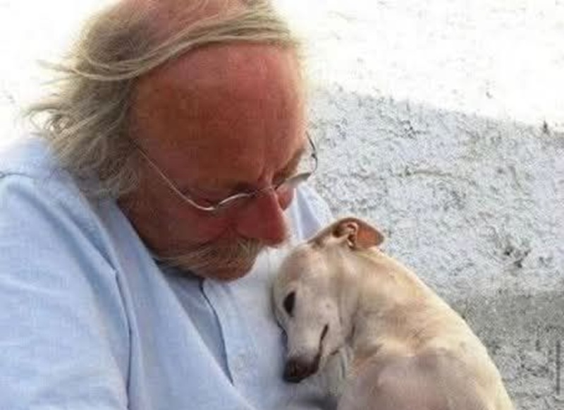 La storia commovente di un anziano che, tra solitudine e difficoltà economiche, ha ritrovato speranza e calore grazie a un cane randagio raccolto dalla strada.