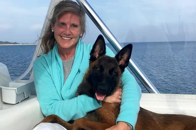 Rylee, un Pastore belga, era caduta in acqua durante una gita in barca con la famiglia. Dopo un giorno di ricerche disperate, è stata ritrovata sana e salva.