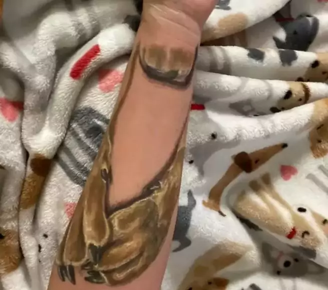 Dopo la morte del suo adorato cagnolino, Anna ha trasformato il loro gesto d’amore in un tatuaggio che la farà sentire per sempre stretta a lui.