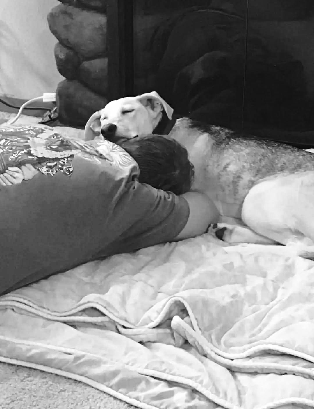 Salvata dopo due abbandoni e un passato di violenze, ha imparato di nuovo a fidarsi grazie alla pazienza e alla dolcezza di un uomo.