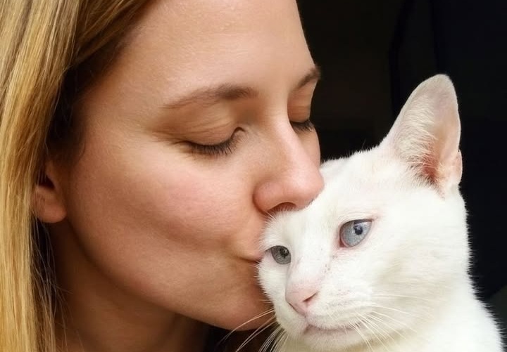 Era nato sordo e quasi cieco, ma ha vissuto per anni amando senza limiti. Ora il suo umano lo saluta con parole che toccano il cuore.