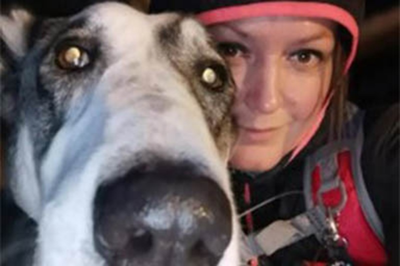 Aveva difeso la sua proprietaria da uno stalker e da un tentato omicidio con il gas. Oggi, dopo la sua morte, Asia è stata premiata per il coraggio.