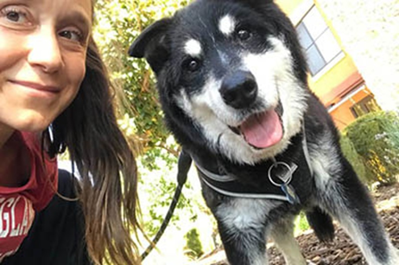 Un cane anziano trovato in un canale della California, immobile e abbandonato, viene salvato da Maria Harrington e adottato da una famiglia che oggi gli dona amore e serenità.