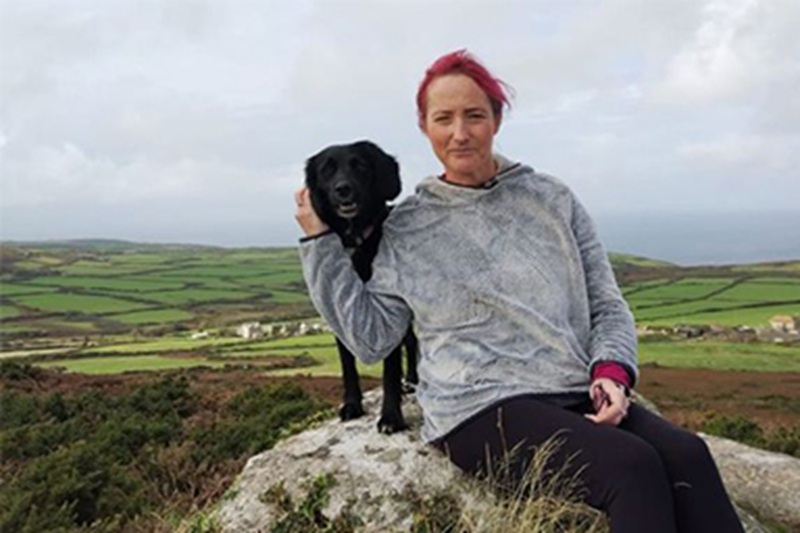 La Labrador Gracie è sopravvissuta 24 ore al gelo grazie al fiuto della cagnolina Lottie, che ha individuato la buca profonda dove era precipitata nel Peak District.La Labrador Gracie è sopravvissuta 24 ore al gelo grazie al fiuto della cagnolina Lottie, che ha individuato la buca profonda dove era precipitata nel Peak District.