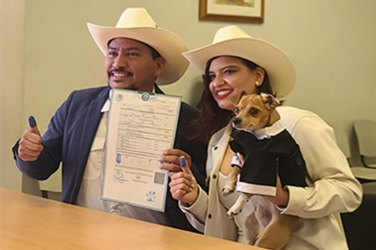 René e Alejandra includono il loro cane nel giorno del matrimonio: un gesto affettuoso che accende il dibattito.