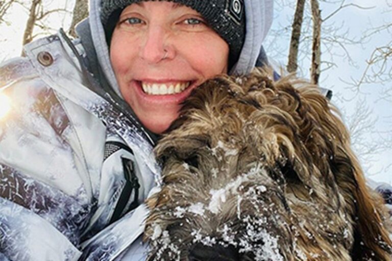 Amanda Richmond Rogers, infermiera di 45 anni, è morta tentando di salvare il suo cane Groot caduto in un fiume ghiacciato in Alaska. I due sono stati ritrovati abbracciati.