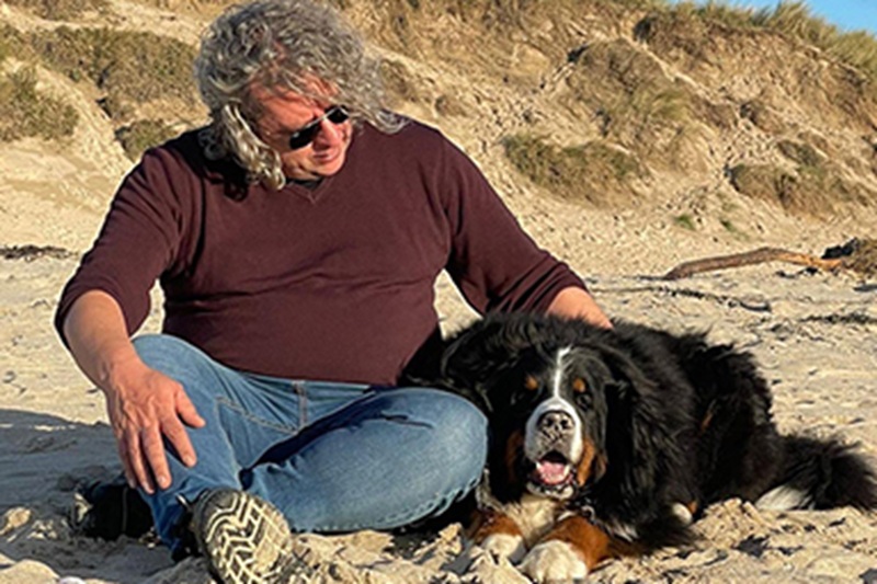 Il Bovaro del Bernese Max, cane da pub vicino Londra, ha ricevuto una diagnosi di linfoma: grazie a una raccolta fondi, il proprietario Ben Evans potrà tentare una cura costosa.