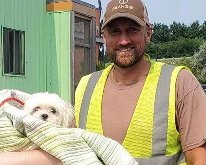 Durante un normale turno di lavoro, un operatore ecologico nota un movimento tra i rifiuti e interrompe le operazioni, evitando una tragedia silenziosa.