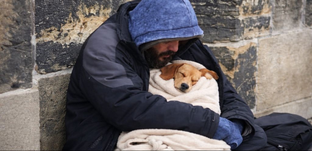 In un parcheggio sotterraneo un uomo senza casa vive con il suo cane. Una separazione forzata li divide, finché un intervento esterno permette loro di ritrovarsi.