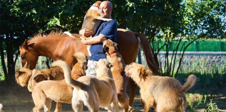 A Istanbul, il turco Mert Akkök ha trasformato la sua fattoria in un rifugio per cani, gatti, capre, asini e animali disabili, dedicando tutto il suo tempo libero a chi non ha voce.