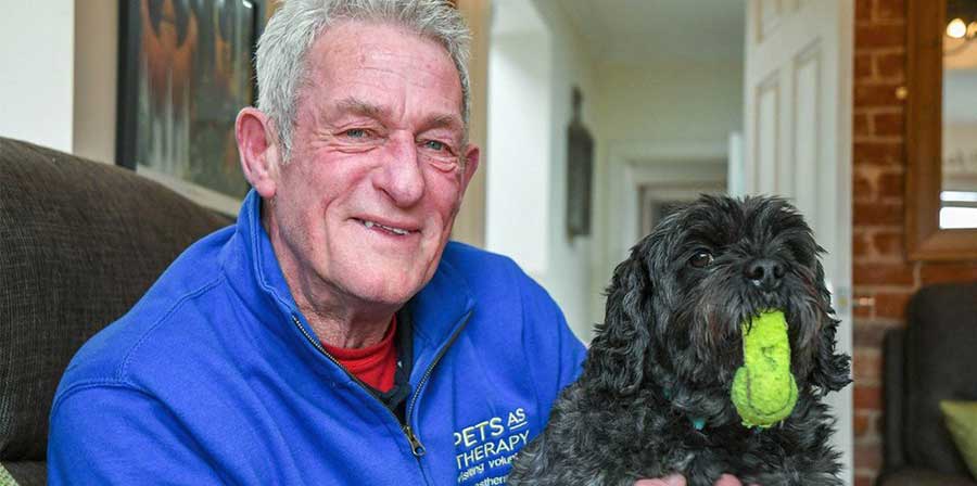 Nel Regno Unito, Andy Szasz si risveglia dal coma grazie al suo cane Teddy, ammesso eccezionalmente in ospedale durante una visita al Southampton General Hospital.
