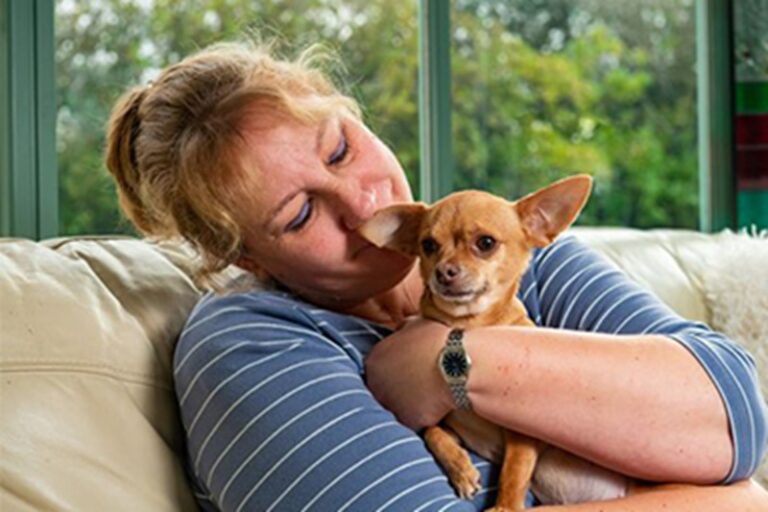 Vende l’auto per salvare Louis: la storia della donna che sacrifica tutto per il suo Chihuahua La proprietaria Jac Williams ha venduto la sua automobile per pagare un intervento al cuore da 17 mila sterline al suo Chihuahua Louis, migliorato dopo l’operazione e tornato alla vita quotidiana nel Dorset. La malattia di Louis e la decisione che cambia tutto Quando il Chihuahua Louis, dieci anni, ha iniziato a peggiorare a causa di una malattia alla valvola mitrale, la sua proprietaria Jac Williams ha compreso che non c’era tempo da perdere. I veterinari del Dorset, dopo una serie di esami, hanno confermato la gravità della situazione, spiegando che la patologia stava compromettendo sempre di più il suo benessere. Un cardiologo ha poi suggerito un intervento complesso, praticato in pochi centri nel mondo: Londra, Cambridge e una clinica specializzata in Giappone. Il costo supera le 17 mila sterline, una cifra proibitiva per molti, ma che per Jac rappresentava l’unica possibilità di salvare la vita del suo cane. La decisione è arrivata rapidamente e senza esitazioni: vendere la sua Nissan Qashqai nuova, per garantire a Louis una chance concreta di sopravvivere. Il viaggio a Londra e la lunga operazione al Royal Veterinary College Raccolto il denaro necessario, Jac Williams ha raggiunto Londra insieme a Louis per affidarlo al team del Royal Veterinary College. L’intervento al cuore, durato tra le tre e le quattro ore, è stato eseguito da specialisti che da anni lavorano su questo tipo di tecnica avanzata. La donna ha atteso con apprensione fuori dalla sala operatoria, consapevole che ogni minuto trascorso rappresentava un passo verso un possibile nuovo inizio. Al termine della procedura, i veterinari hanno comunicato l’esito positivo dell’operazione, permettendo a Jac di riabbracciare il suo cane. Louis, ancora affaticato ma fuori pericolo, ha iniziato un percorso di recupero che ha richiesto riposo, monitoraggio costante e controlli frequenti nelle prime settimane successive. Il ritorno a casa e una quotidianità riconquistata Oggi Louis sta meglio, ha ripreso a mangiare con più regolarità e riesce a svolgere attività che per mesi erano diventate impossibili. Per Jac Williams, vederlo di nuovo sereno giustifica ogni sacrificio compiuto. La casa di Wareham, nel Dorset, è tornata a essere il luogo tranquillo in cui i due condividono una routine fatta di attenzioni e affetto. La proprietaria non si è mai pentita della scelta, anzi la considera un atto naturale verso un compagno di vita che per anni le è stato vicino. La vicenda dimostra quanto forte possa essere il legame tra persone e animali, capace di superare ostacoli economici, logistici e personali pur di garantire loro una nuova possibilità di vivere. 10 TITOLI ALTERNATIVI MOLTO POLEMICI PE
