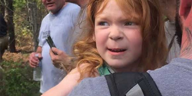 Una bambina di 4 anni si perde nei boschi di Auburn, in Alabama. A proteggerla dal freddo e dalla paura è il suo cane Lucy, che resta con lei fino all’arrivo dei soccorsi.