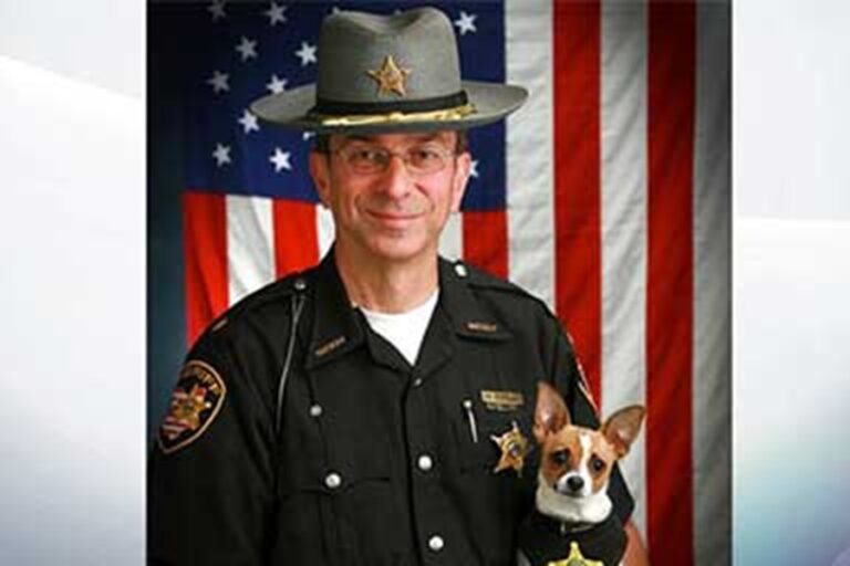 In Ohio Dan McClelland, ex sceriffo di Geauga, e Midge, cagnolina poliziotta di 16 anni, muoiono a poche ore di distanza e riposano nella stessa tomba.
