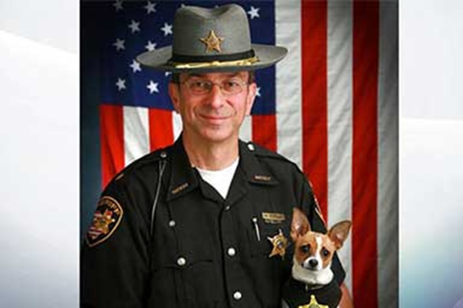 In Ohio Dan McClelland, ex sceriffo di Geauga, e Midge, cagnolina poliziotta di 16 anni, muoiono a poche ore di distanza e riposano nella stessa tomba.