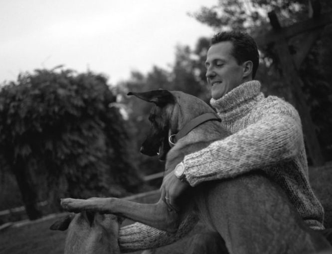 Durante le prove del Gran Premio del Brasile 1996, un cane randagio entra in pista, viene evitato da Michael Schumacher e finisce per essere adottato dalla sua famiglia.