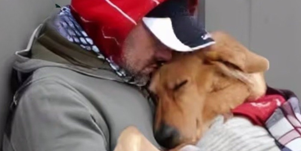 A Mendoza muore il senzatetto Juan Carlos Leiva, malato e solo. Prima del ricovero affida il cane Sultán a una vicina. Oggi l’animale vive al sicuro.