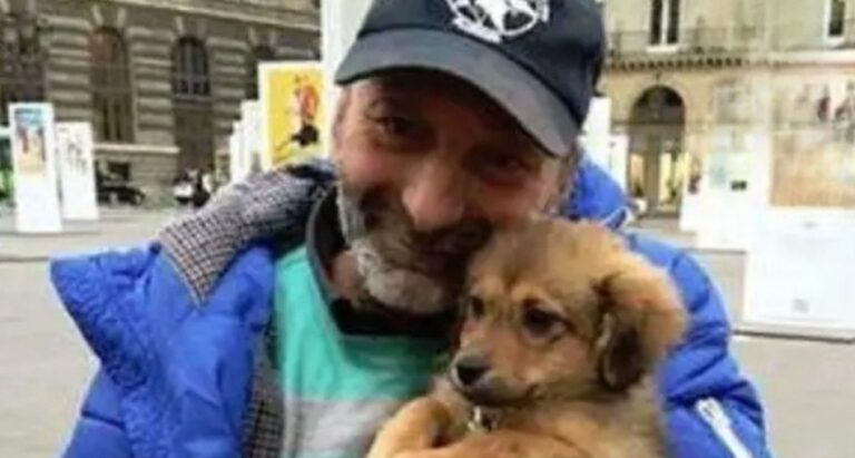 Un uomo senza dimora si è visto portare via con la forza la sua cucciola di quattro mesi; dopo un’ondata di indignazione pubblica, l’animale è tornato da lui e la sua vita è cambiata.