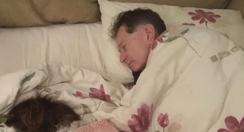 Un uomo rinuncia al letto e sceglie di dormire al piano di sotto accanto al suo cane anziano, che non riesce più a salire le scale, offrendo una lezione silenziosa di amore e responsabilità.