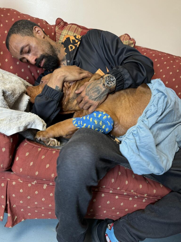 Zion, uno dei primi cani addestrati dal suo proprietario e compagno di una vita, muore a quasi 16 anni lasciando un vuoto profondo.