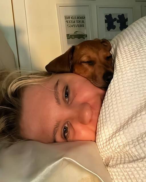 Un cane rimasto in silenzio dietro le sbarre di un rifugio trova finalmente una casa e trascorre la sua prima notte accanto alla persona che ha deciso di adottarlo.