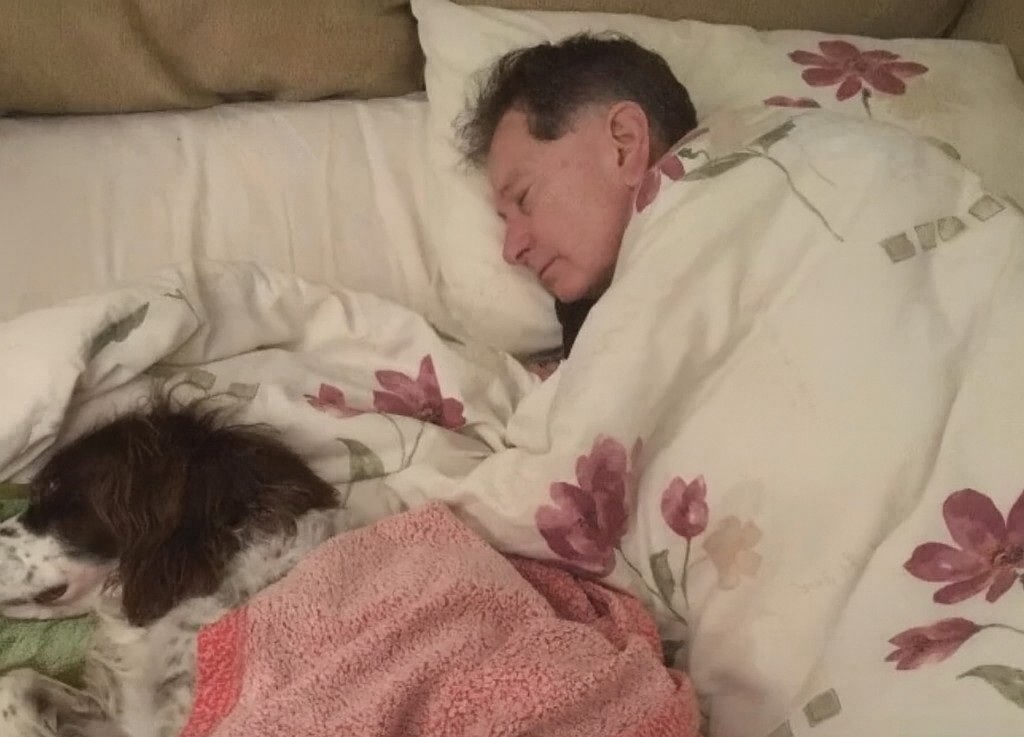 Un uomo sceglie di dormire al piano di sotto per restare accanto al suo cane anziano che non riesce più a salire le scale.