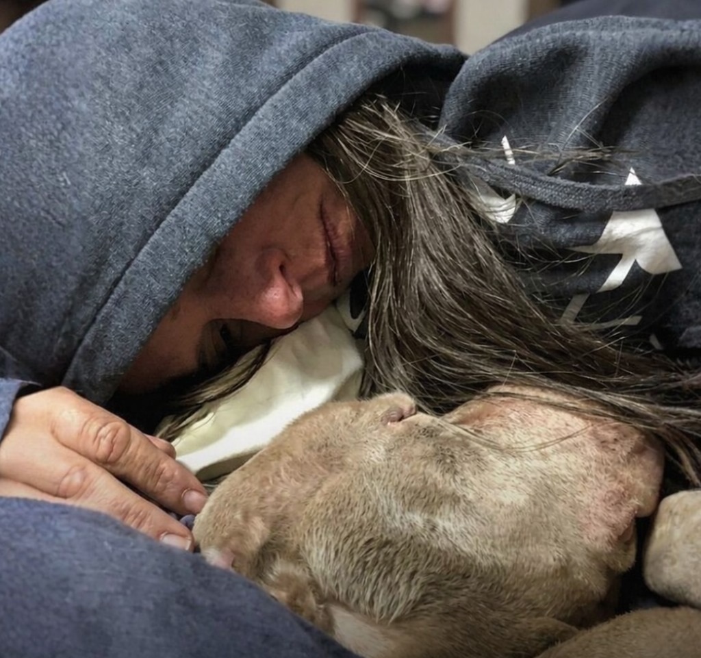 Una studentessa decide di restare accanto a un cane del rifugio nelle sue ultime ore di vita. Il gesto di umanità commuove migliaia di persone.