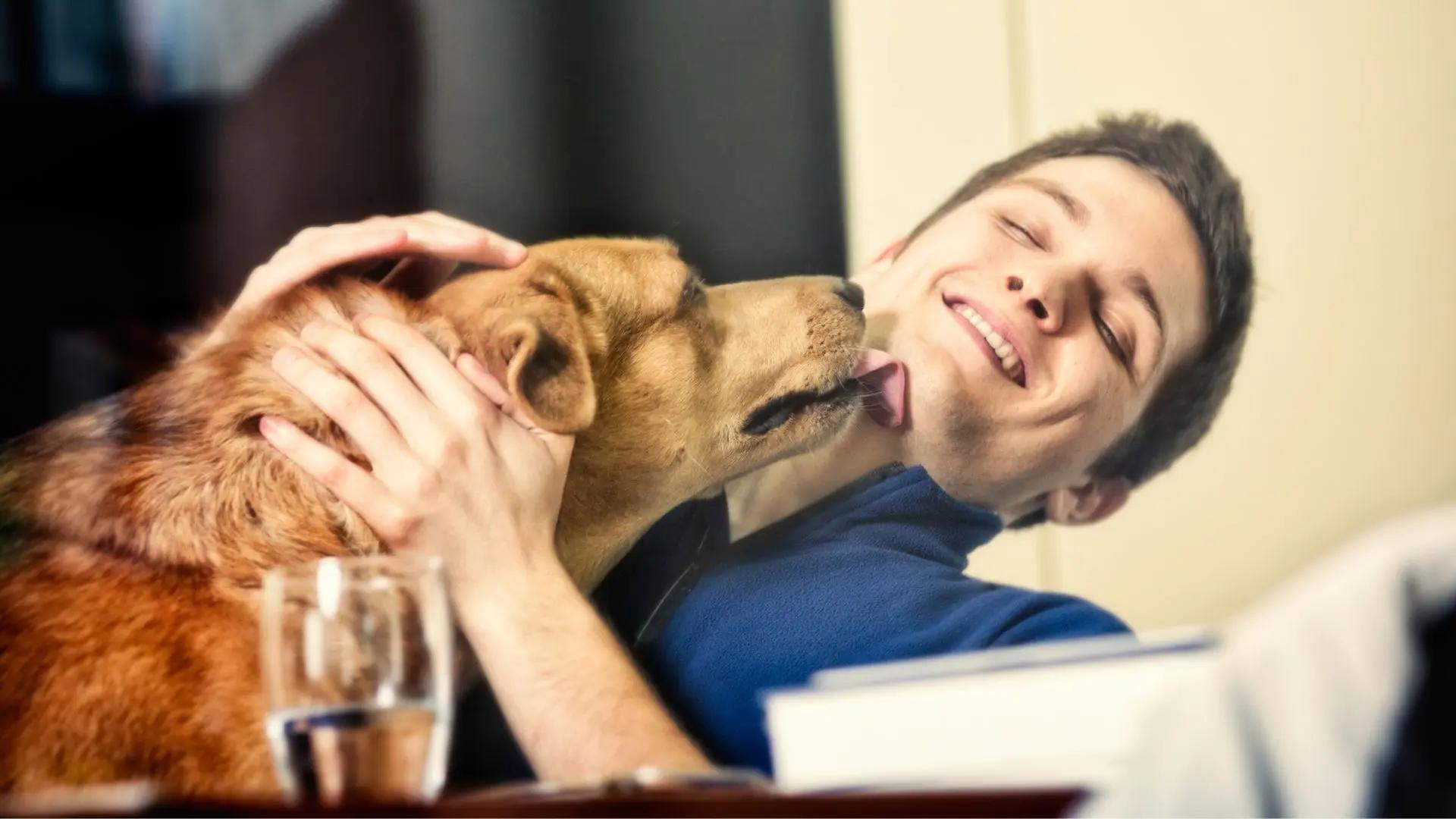 L’astronauta Christina Koch rientra da una missione e viene accolta dalla sua cagnolina Sadie. L’incontro domestico supera per intensità ogni traguardo professionale.