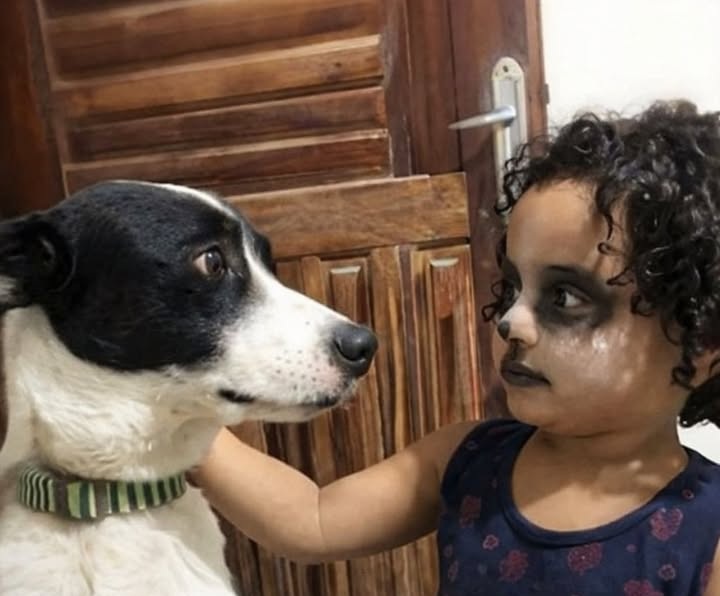 Una bimba usa il trucco della mamma per assomigliare al suo cane e posa fiera accanto a lui Una bambina di tre anni usa il trucco della mamma per imitare le macchie del suo cane e sorprende la famiglia con dolcezza. Il trucco preso per assomigliare al cane Una bambina di tre anni ha trasformato un momento domestico in una scena tenera e spontanea. Dopo aver trovato il trucco della mamma, ha deciso di usarlo sul viso con un obiettivo molto preciso: assomigliare al suo cane. Per lei non era uno scherzo costruito, ma un gesto semplice, nato dall’affetto per il suo compagno a quattro zampe e dal desiderio di condividere qualcosa con lui. Le macchie disegnate sul viso Con grande naturalezza, la piccola ha colorato il volto cercando di riprodurre le macchie del cane. Il risultato ha sorpreso e divertito la famiglia, che l’ha vista posare accanto all’animale con evidente soddisfazione. Nelle foto, la bambina appare fiera del suo lavoro, come se quel trucco improvvisato fosse il modo più diretto per sentirsi ancora più vicina al suo amico. Le foto condivise in famiglia Le immagini della bimba accanto al cane hanno attirato l’attenzione online perché raccontano un episodio familiare fatto di innocenza, gioco e affetto. Scene come questa mostrano quanto il legame tra bambini e animali possa diventare parte della crescita quotidiana. Per molti piccoli, un cane non è soltanto un compagno di giochi, ma una presenza con cui condividere abitudini, fantasia e momenti capaci di restare nella memoria della famiglia.
