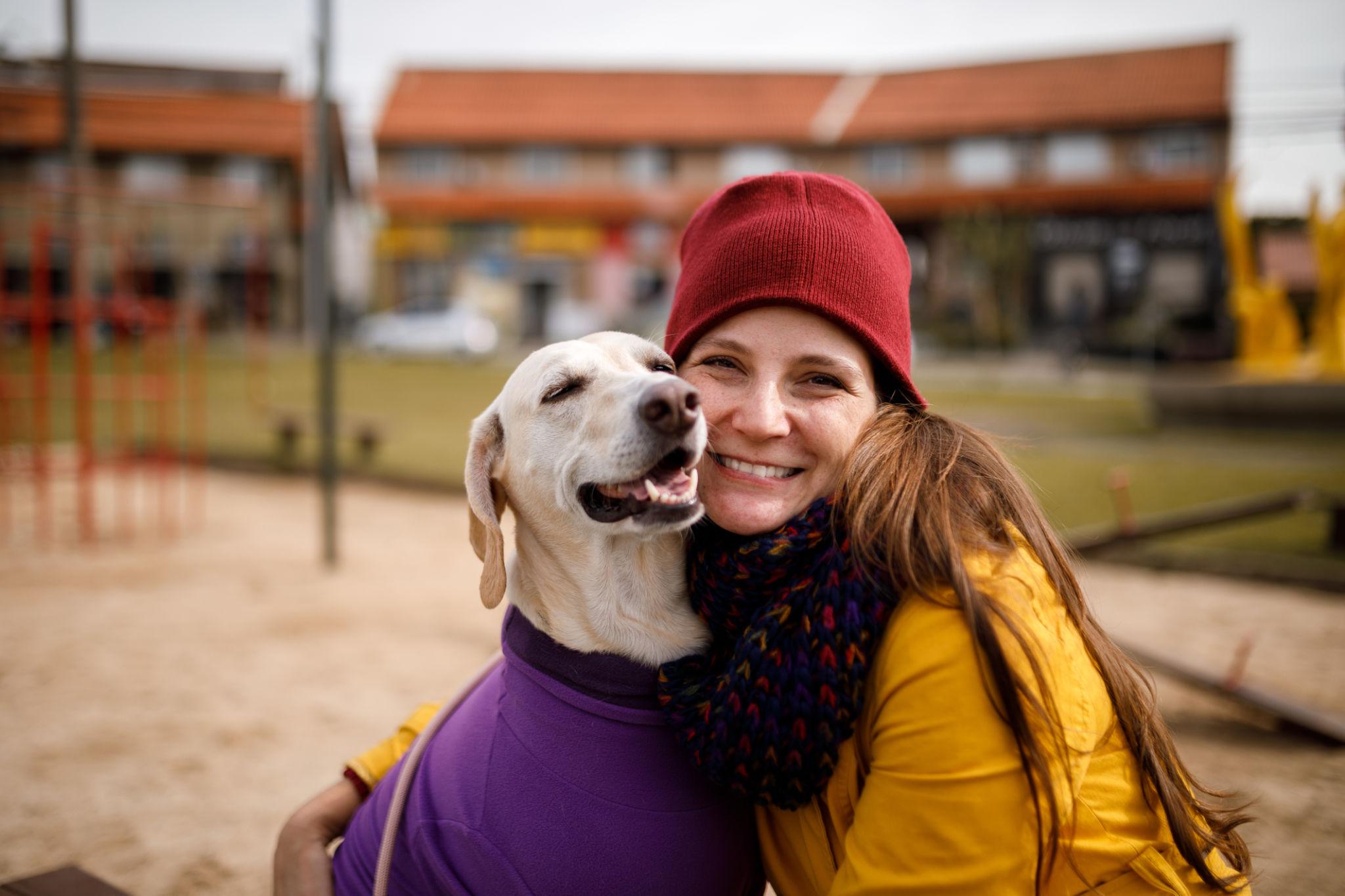 Il legame che non cambia mai: perché il cane resta il compagno più fedele nella vita di una persona Il rapporto tra esseri umani e cani continua a essere considerato uno dei legami più profondi grazie alla fedeltà e alla presenza costante degli animali domestici. Il cane accompagna le persone in ogni fase della vita Nel corso degli anni molte relazioni personali possono cambiare, interrompersi o prendere strade differenti. In questo contesto, il legame con un cane viene spesso descritto come una delle presenze più stabili nella quotidianità delle persone. Per milioni di famiglie gli animali domestici rappresentano infatti un punto di riferimento costante, capace di offrire compagnia nei momenti difficili e condivisione nelle situazioni positive della vita quotidiana. La capacità dei cani di restare accanto ai propri proprietari con continuità e dedizione è uno degli aspetti che più colpisce chi vive con un animale domestico. La fedeltà del cane continua a emozionare Uno degli elementi che più caratterizzano il rapporto tra uomo e cane è la fedeltà. Anche dopo lunghe assenze o cambiamenti nella routine, molti cani mantengono lo stesso comportamento affettuoso e la stessa vicinanza verso le persone con cui vivono. Secondo educatori e associazioni che si occupano di animali, il cane sviluppa un forte attaccamento emotivo verso il proprio nucleo familiare, mostrando spesso segnali evidenti di affetto e protezione. Per molte persone questo rapporto assume un valore particolarmente importante proprio per la spontaneità con cui l’animale manifesta il proprio legame, senza pretendere nulla in cambio. Un rapporto che va oltre la semplice compagnia Negli ultimi anni numerosi studi hanno evidenziato come la presenza di un cane possa influire positivamente sul benessere emotivo delle persone, contribuendo a ridurre solitudine e stress. Per molti proprietari, il cane non rappresenta soltanto un animale domestico, ma un vero compagno di vita presente nei momenti più significativi della quotidianità. La relazione costruita con un cane viene spesso descritta come autentica e incondizionata, capace di creare un senso di fiducia e vicinanza che continua nel tempo indipendentemente dai cambiamenti personali o sociali.